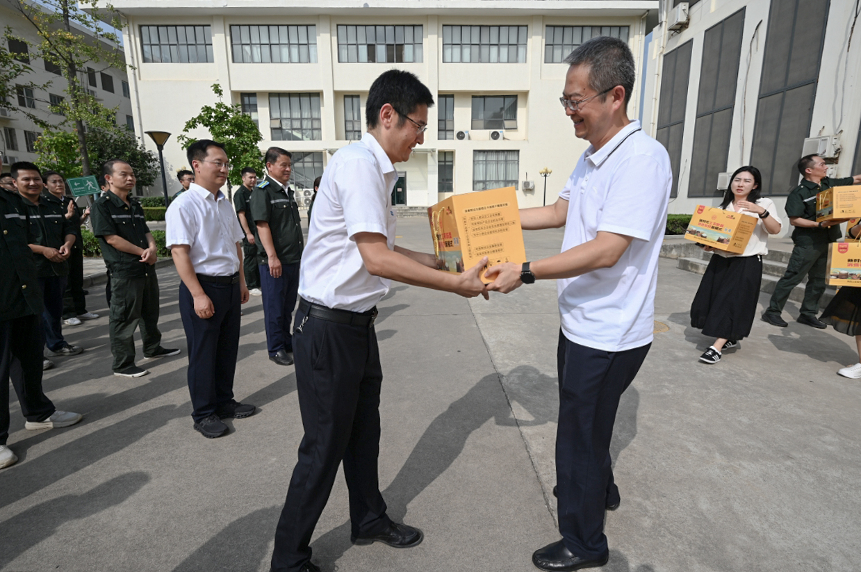 8月8日，陕西betvlctor伟德手机版发展集团党委副书记、工会主席董鹏带队深入引汉济渭岭北工区开展“送清凉”慰问活动.jpg
