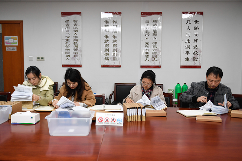 2020年1月8日,浙江宁波市北仑区纪委工作人员在检查北仑区大数据发展管理中心2019年的公款消费票据,查找是否存在违规问题。